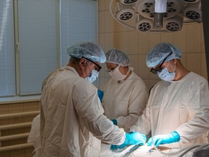В Липецке впервые хирурги выполнили микрохирургическую операцию по реконструкции лицевого нерва